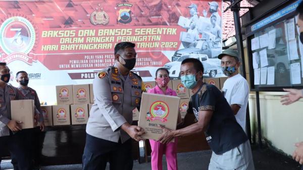 Hari Bhayangkara ke 76 Polres Purbalingga Menggelar Bakti Sosial, 400 Paket Sembako Dibagikan