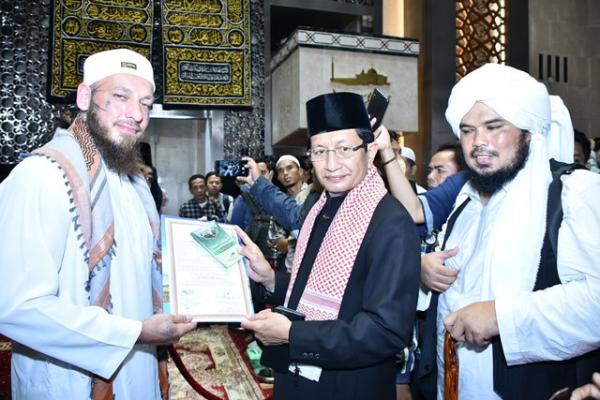 Lewat Anak Kecil Petarung MMA Dapat Hidayah Islam di Masjid Istiqlal