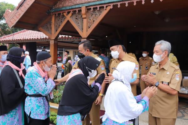 Jemaah Haji Cilacap Mulai Diberangkatkan