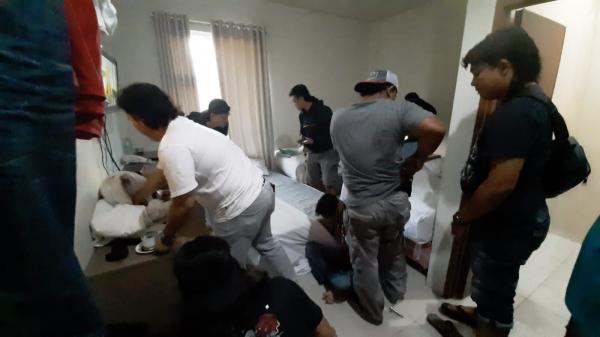 Foto Detik-detik Penangkapan 3 Pelaku Residivis Spesialis Bobol Rumah Kosong di Hotel
