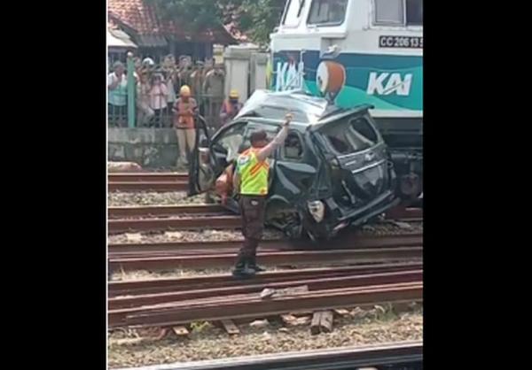 Kereta Tabrak Mobil Dekat Stasiun Tambun, Bekasi