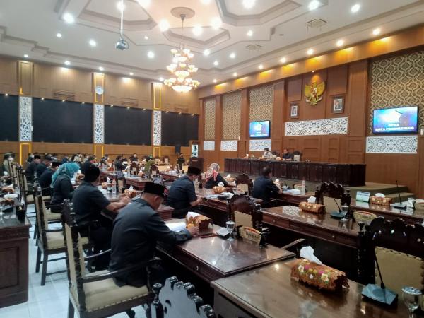 Rapat Paripurna Jawaban Wali Kota Probolinggo Dihujani Interupsi