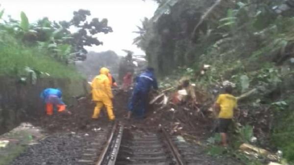 Longsor Tutup Jalur Kereta Sukabumi-Bogor, 2 Perjalanan KA Pangrango Berhenti