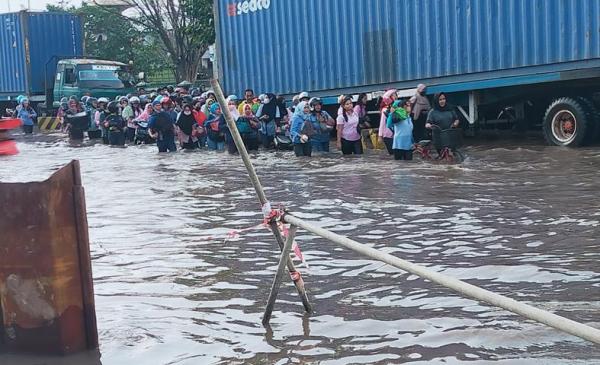 Kawasan Pelabuhan Tanjung Emas Semarang Kembali Terendam Banjir Rob