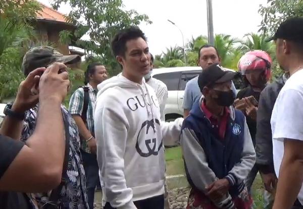 Baim Wong Temui Kakek Viral di Tulang Bawang Barat