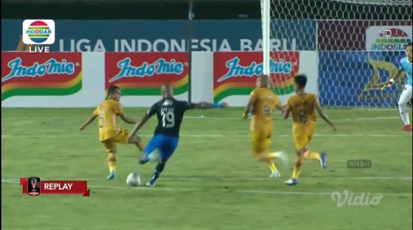 David da Silva Bawa Persib Bandung Unggul Sementara 1-0 dari Bhayangkara FC