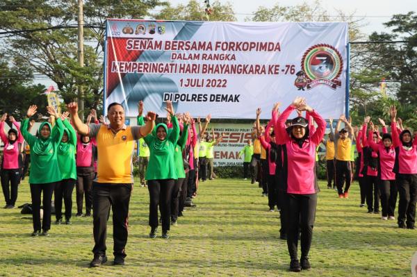 Ratusan Peserta Mengikuti Jalan Santai Polres Demak Dalam Rangka Menyambut Hari Bhayangkara ke-76