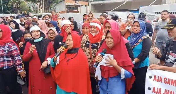 Tolak Revitalisasi Pasar Caplek Cirebon, Pedagang Grudug Kantor DPRD