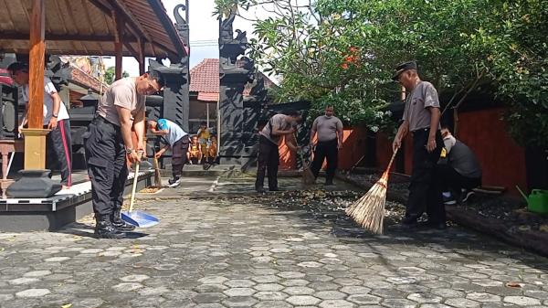 Peringati HUT Bhayangkara, Polres Banyuwangi Gelar Baksos Bersihkan Tempat Ibadah