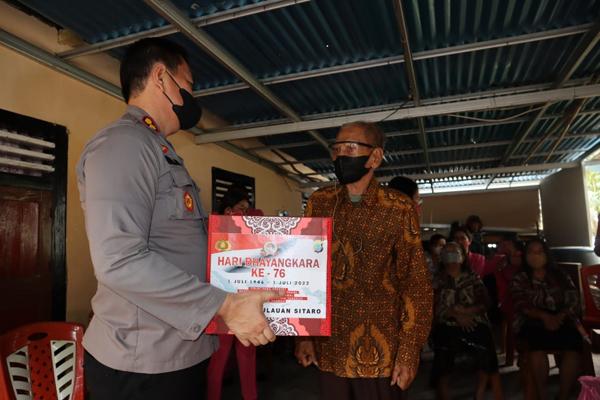 Polres Sitaro Anjangsana dan Bawa Bantuan ke Kediaman Purnawirawan Polri di Siau Barat dan Timur