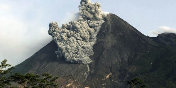 Muntah Lava Pijar Sejauh 1,8 KM, Gunung Merapi Kembali Erupsi