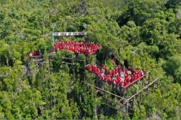 Ngeri! Puluhan Wisatawan Abaikan Aturan Keselamatan Naik Top View Piyanemo Raja Ampat