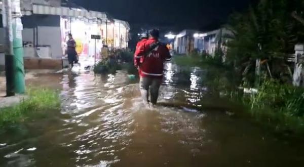 Diterjang Banjir Rob, Puluhan Warga di Kramat Tegal Mengungsi