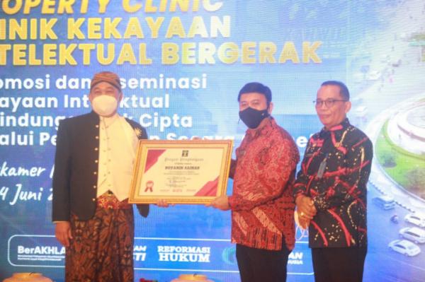 Boyamin Saiman Dapat Penghargaan Kanwil Kemenkuham Jateng, Atas Jasa Pelestari Budaya Ki Narto Sa