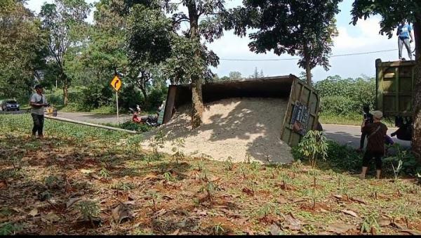 Dump Truk Pengangkut Pasir Terguling di Jalan Cibogo-Cinangsi, Begini Kronologinya