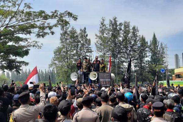 Demo di Depan Kantor Pemkab Bekasi, Massa Minta Tuntaskan soal Pencemaran Lingkungan-Ketenagakerjaan