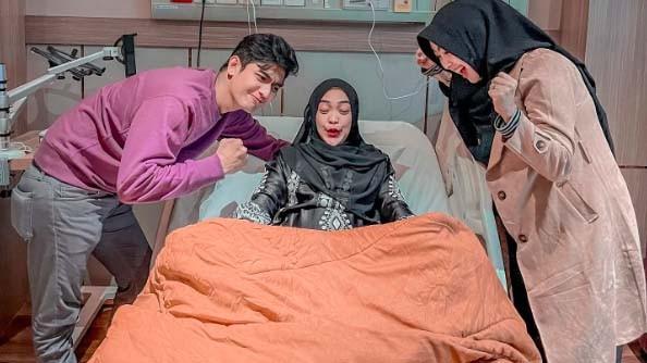 Ria Ricis Pamer Berbaring di Ranjang RS Ditemani Suami, Netizen Heboh Mendoakan: Semangat Kak