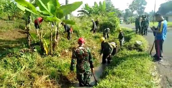 TNI dan Warga Gorol Bersihkan Sampah Tersumbat di Mande