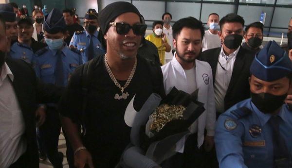 Ronaldinho tiba di Indonesia, Dijemput Langsung Raffi Ahmad