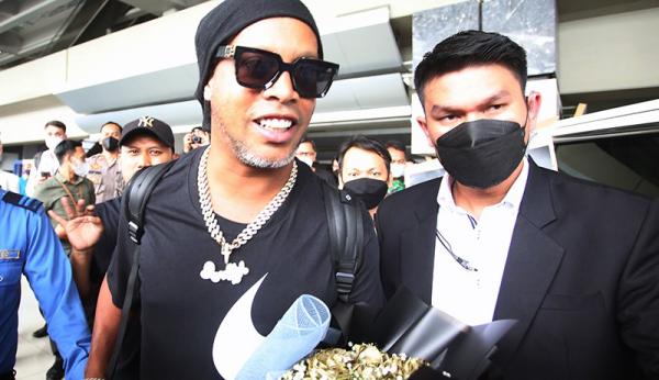 BREAKING NEWS : Siap Perkuat RANS Nusantara FC, Ronaldinho Disambut Di Bandara Soetta
