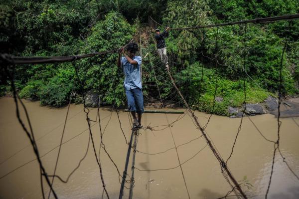 Warga Nekat Lintasi Jembatan Gantung yang Tinggal Rangka untuk Beraktivitas