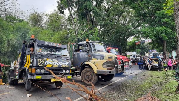 3 Unit Derek Diterjunkan Evakuasi Bangkai Bus dari Jurang, Evakuasi Terkendala Medan Curam