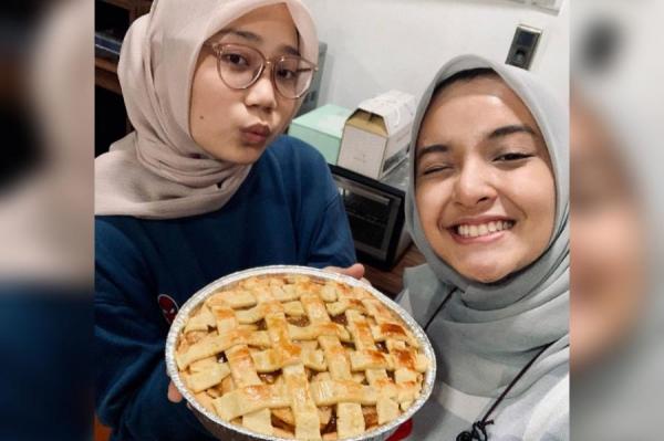 Rayakan Ulang Tahun Eril, Nabila Ishma dan Zara Kompak Bikin Kue Pai Apel Bareng