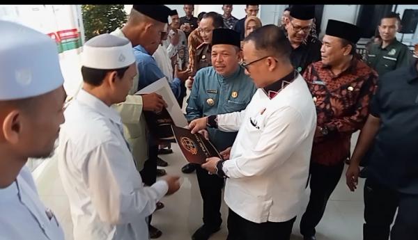 Kajati Aceh Bagikan Sertifikat Tanah Wakaf di Pidie Jaya