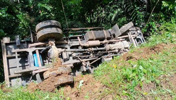 Hendak Menanjak, Truk Bermuatan Batu Masuk Jurang di Toraja Utara