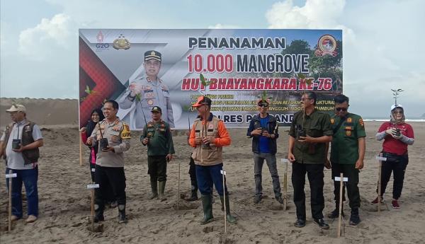 HUT Bhayangkara ke 76, Polres Pangandaran Tanam 10 Ribu Pohon Mangrove