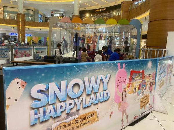 Bermain Salju Di Dalam Summarecon Mall Serpong, Lupakan Destinasi Negara Bersalju