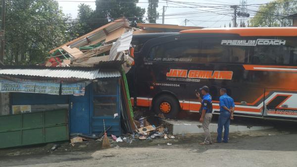 Rem Blong Bus Pariwisata Jaya Gemilang Tabrak Warung di Tawangmangu, Tiga Luka Ringan