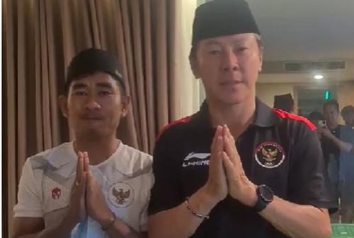 Viral, Coach STY Kenakan Peci, Netizen Nilai Kayak Pak RT