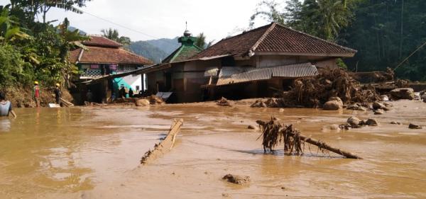 Kunjungi Korban Musibah Banjir Bandang di Pamijahan Bogor, Gubernur Jawa Barat Beri Bantuan Dana