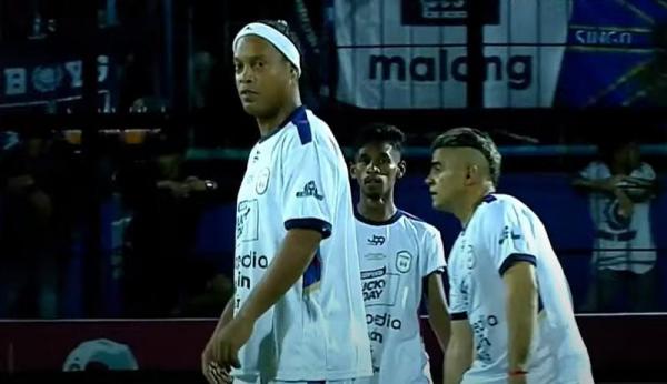 Hasil Trofeo : Rans Nusantara Dikalahkan Persik Kediri Adu Pinalti, Ronaldinho Tunjukan Umpan Cuek