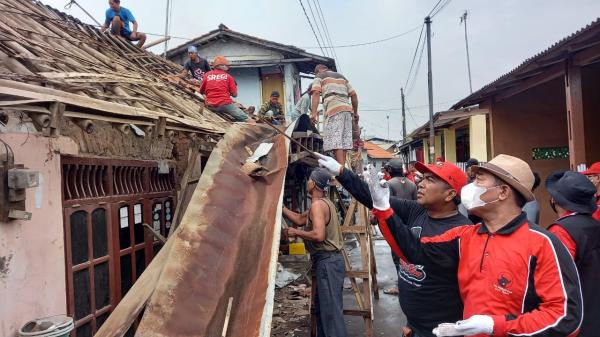 Tangis Haru Mengiringi Pembongkaran Rumah Janda Sutati