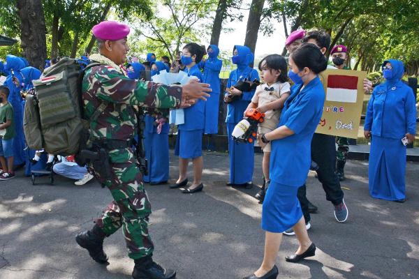 Satu Tahun Ditinggal Tugas di Papua, Inilah Foto-Foto Ketika Sang Ayah Pulang