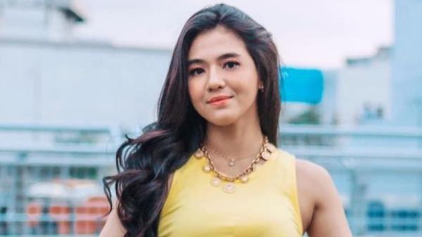 Gaya DJ Una Pakai Tanktop Kuning, Netizen: So Cute!