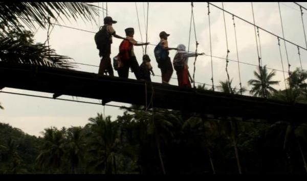 Tak Kunjung Di Perbaiki, Warga Adu Nyali Melintasi Jembatan Gantung Yang Nyaris Putus