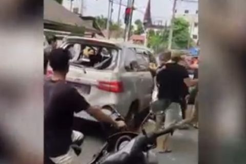 Viral Video Warga Rusak dan Keroyok Pengemudi Mobil, Polisi Turun Tangan