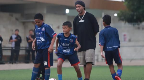 Arek-arek Malang Antusias ikut Coaching Clinic Bersama Ronaldinho 
