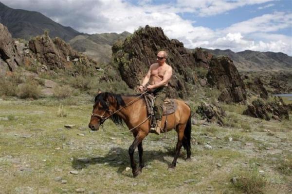 Foto Presiden Rusia Vladimir Putin Telanjang Dada di Atas Kuda Diledek Pemimpin G7