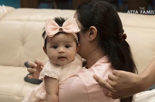 Potret Ameena, Bayi Lucu Si Sadar Kamera Yang Kini Berumur 4 Bulan