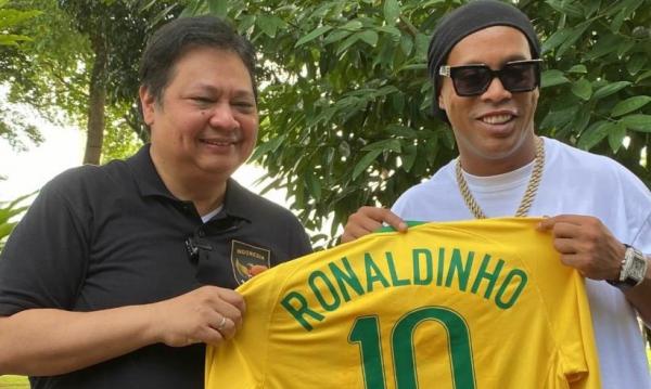 Airlangga Hartarto Bertemu Ronaldinho di Lapangan Banteng