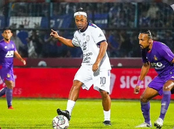 Ronaldinho Main Tidak Sampai 1 Babak, RD Ungkap Masalah Kondisi Fisik