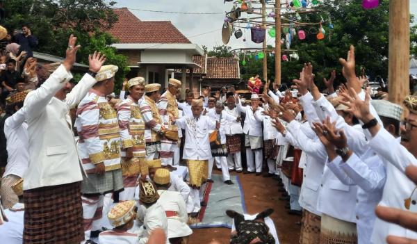 Momen Langka, Acara Besar Begawi Adat Mancor Rua Zaman yang Digelar Yusee Sogoran