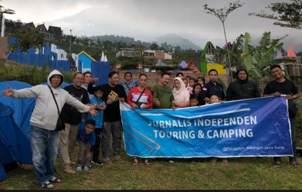 Touring' n Camping Journalist Cirebon Berbagi Puluhan Paket Sembako