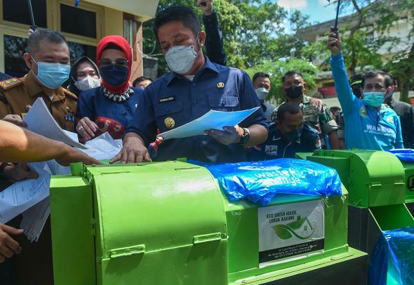 Momen Proses Pemusnahan Arsip-arsip Milik Sejumlah OPD di Sumsel