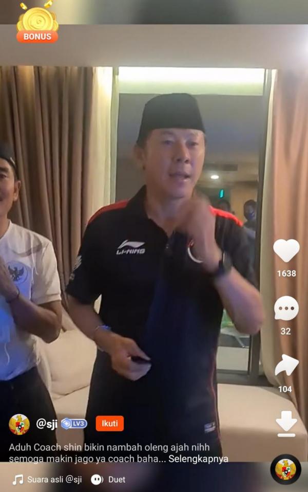 Pelatih Timnas Indonesia Tiba-tiba Pakai Peci, Netizen: Aa Coach STY Pake Peci Ganteng Amat