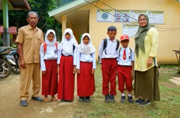 Susuri Hutan Belantara Sejauh 7 Km, Siswa SD Ini Terpaksa Bawa Parang